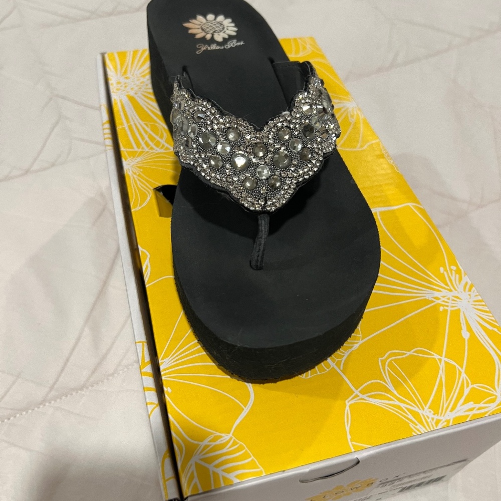 Yellow Box sparkle sandals grey 7 New in box